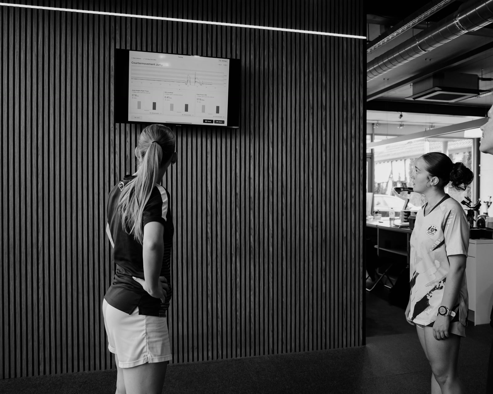 Athl&egrave;te et coach devant l&rsquo;&eacute;cran des r&eacute;sultats de tests.