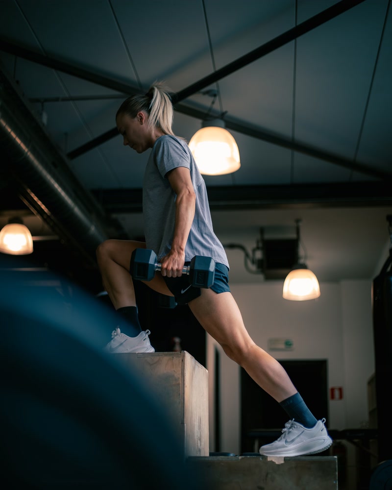 Une patiente monte sur la box pendant un exercice.
