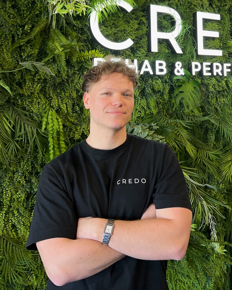 Portrait de Milan Vandecaetsbeek, kin&eacute;sith&eacute;rapeute et g&eacute;rant chez Credo.